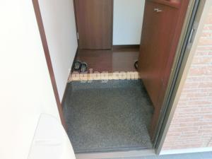 ロイヤルヒルズ　Ｂ棟の玄関
