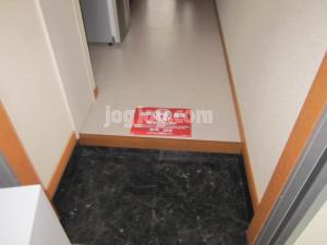 レオパレスウッドヴィレッジの玄関