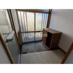 秀和マンションの玄関