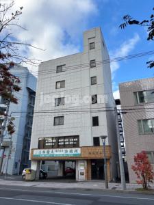 ８条ビルの外観