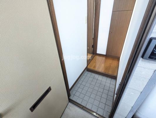 イーストハウスの玄関