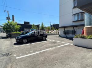 ウエルス藻岩の駐車場