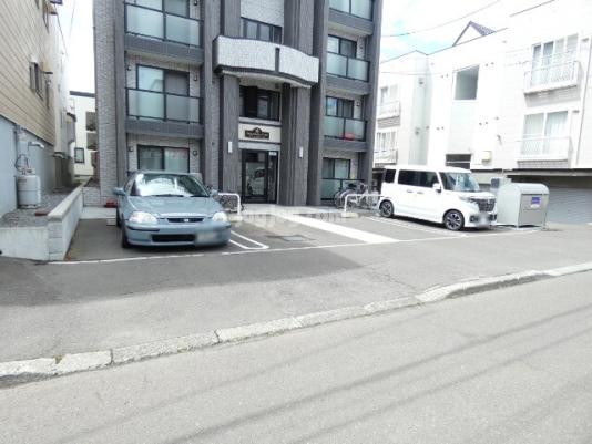 グランメールファーストの駐車場