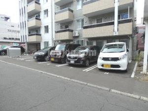 メニーズコート栄町プレミアの駐車場