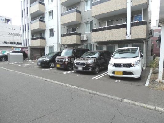 メニーズコート栄町プレミアの駐車場