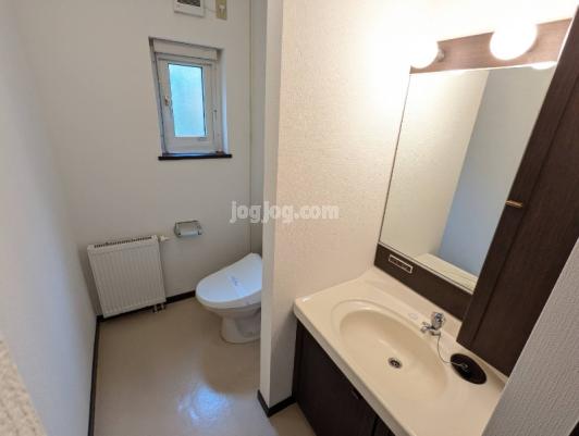 札幌市中央区南十五条西１３丁目のアパートのトイレ|トイレに鏡付き手洗い有り