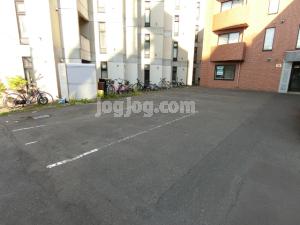 ラガーハイム本郷通の駐車場