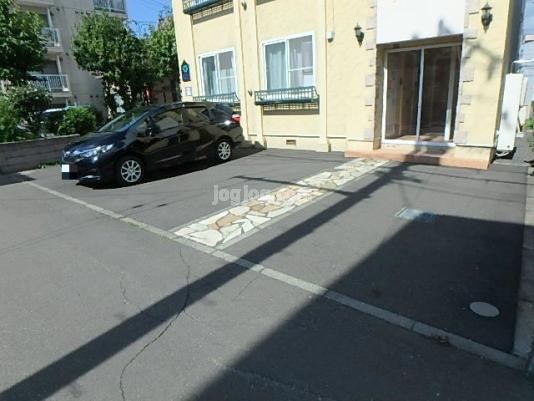 札幌市豊平区月寒東三条３丁目のアパートの駐車場