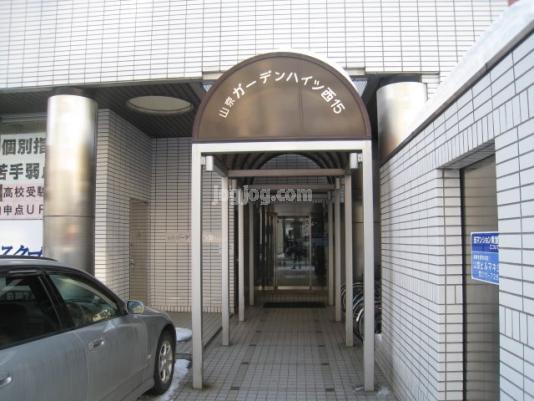 山京ガーデンハイツ西１５のエントランス