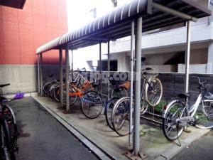 アバンサールの駐車場