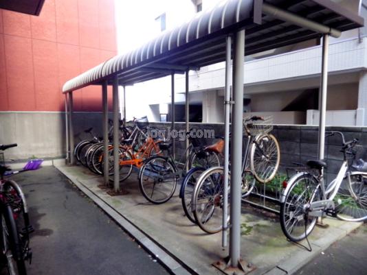 アバンサールの駐車場