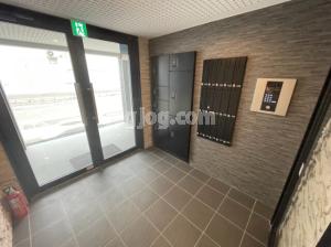 メトロ南平岸駅前のエントランス