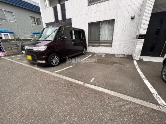 サフィニア七番館の駐車場