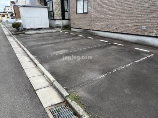 ラフィネコートの駐車場